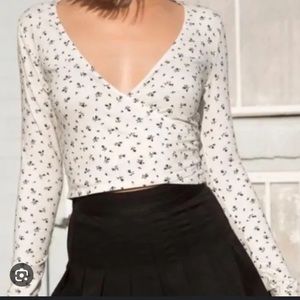 White with blue floral coco wrap top NWOT